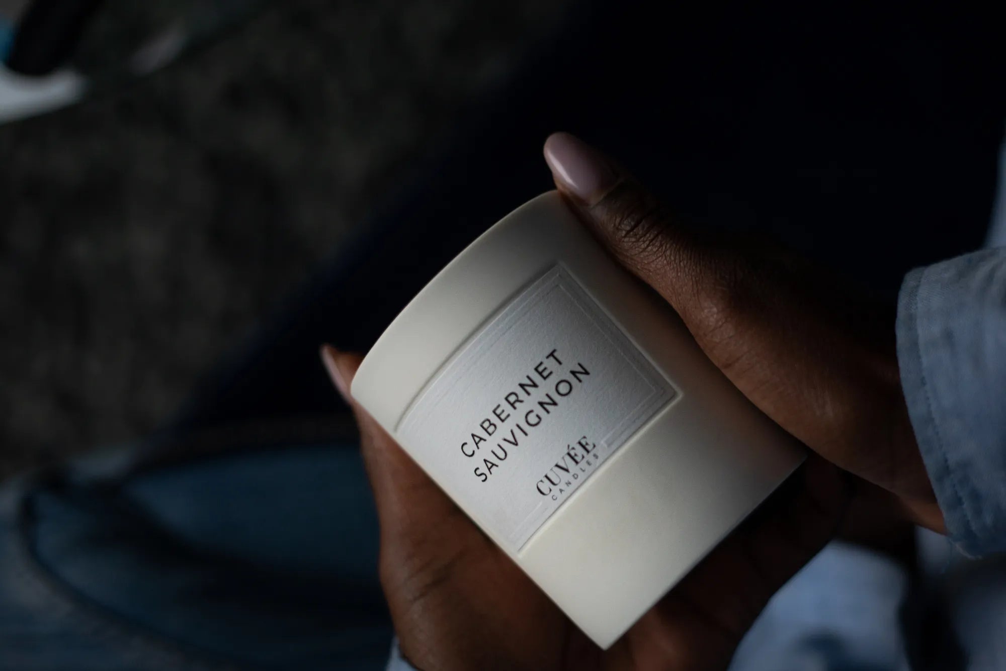 Schwarze Hände, die Kerze halten.