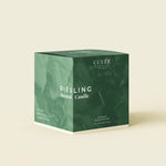 Riesling Schachtel auf beigem Hintergrund.