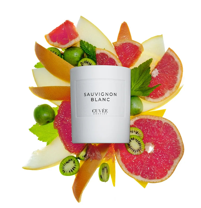 Duftkerze und Grapefruit, Melone und Stachelbeerenfrüchte.