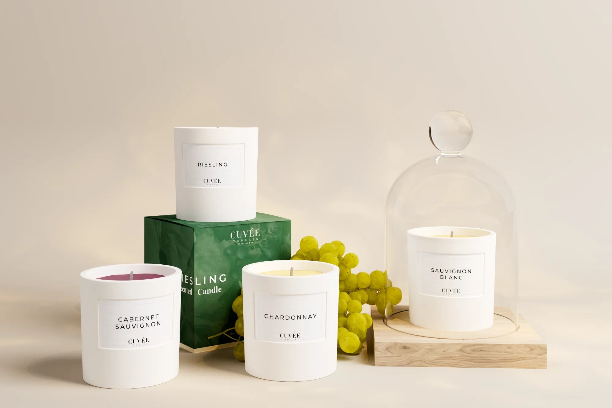 Komplette CUVÉE CANDLES Siganture Kollektion aller vier Duftkerzen Cabernet Sauvignon, Sauvignon Blanc, Riesling und Chardonnay.