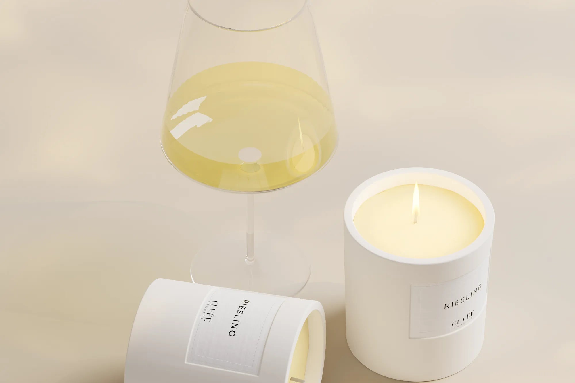 CUVÉE CANDLES Riesling Duftkerze mit Riesling Weinglas fotografiert.