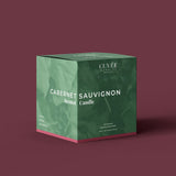 Cabernet Sauvignon Schachtel auf rotem Hintergrund.