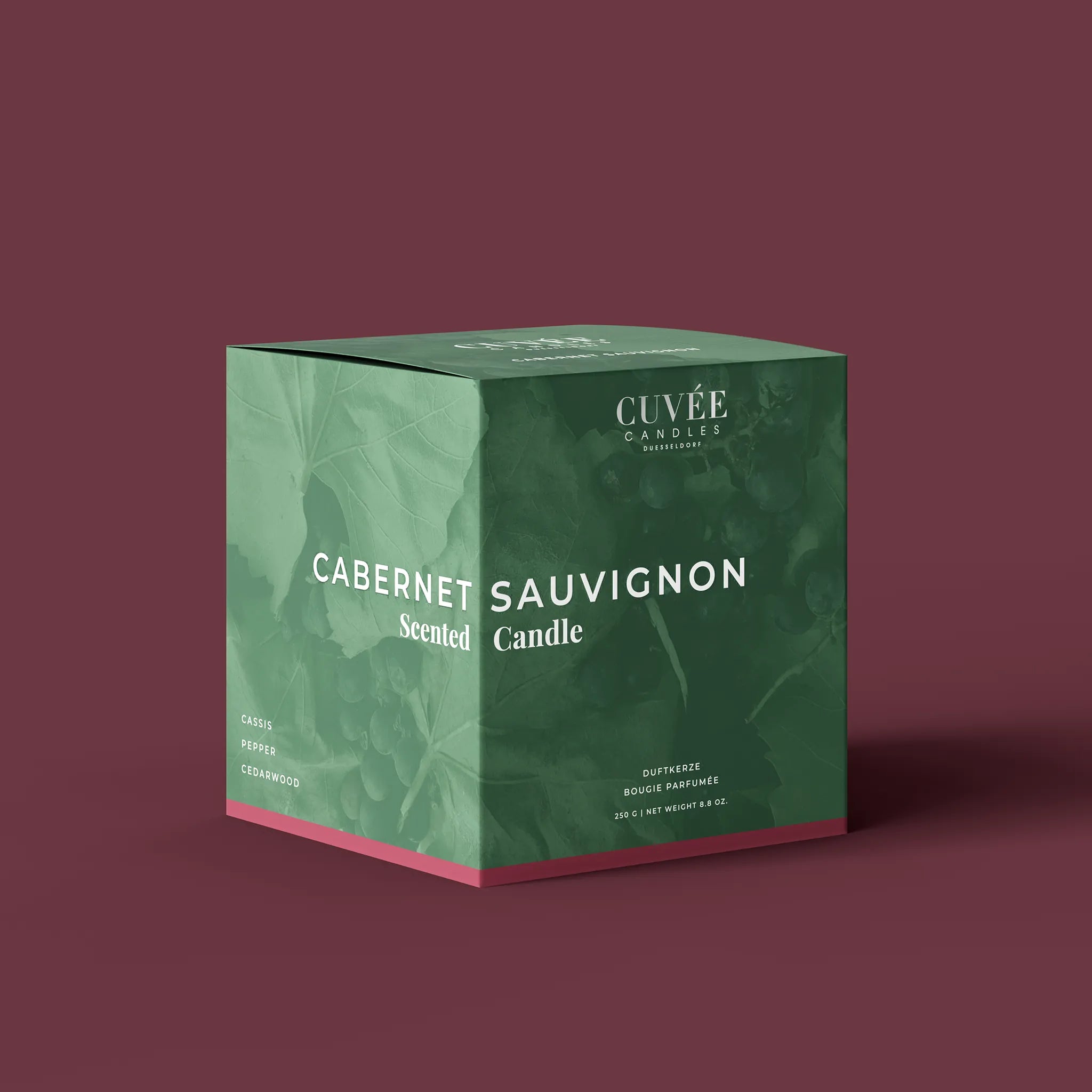 Hochwertige und nachhaltig gedruckte Kerzenschachtel der luxuriösen Cabernet Sauvignon Duftkerze von CUVÉE CANDLES mit edlem Weinrebendesign auf der grünen Verpackung.