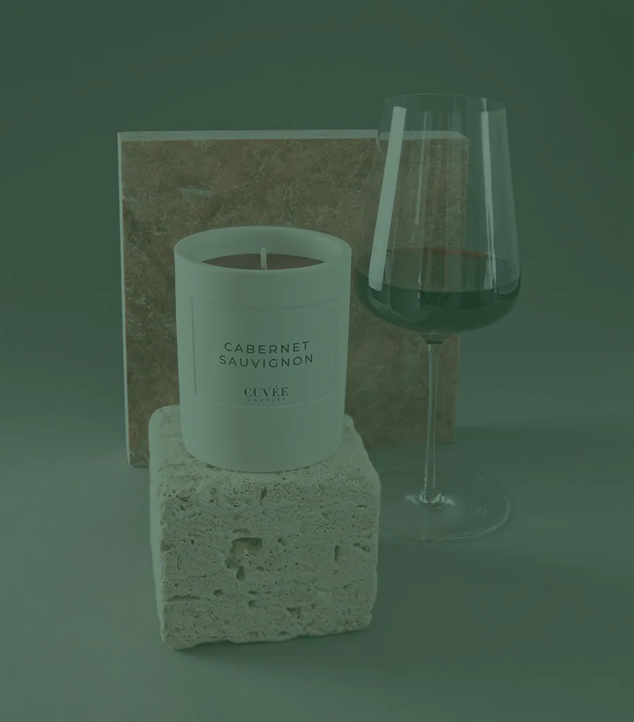 Zalto Weinglas mit Cabernet Sauvignon Rotwein und eleganter Cabernet Sauvignon Duftkerze von CUVÉE CANDLES auf Kalkstein platziert.