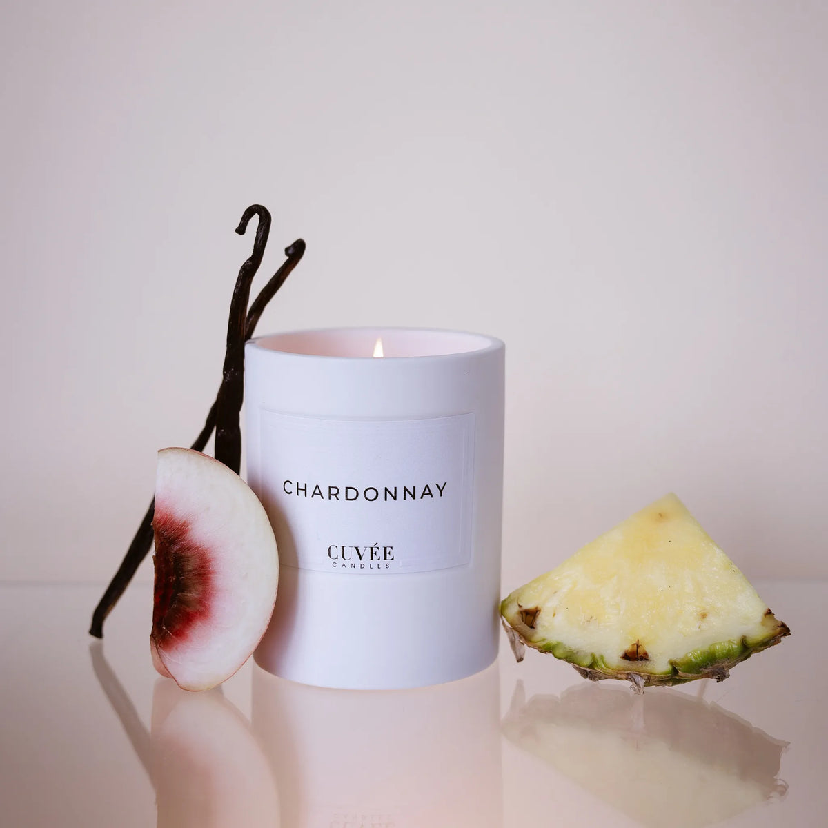 CUVÉE Duftkerze Chardonnay mit Vanilleschote, Pfirsich und einem Stück Ananas