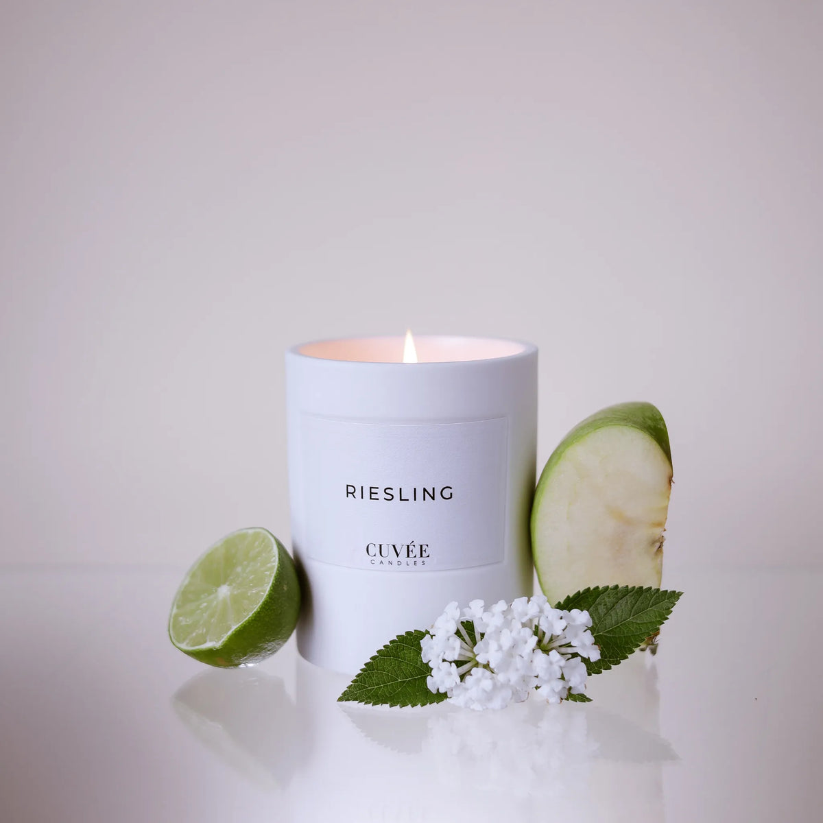 CUVÉE Duftkerze Riesling mit Limetten und Jasminblüten vor hellem Hintergrund