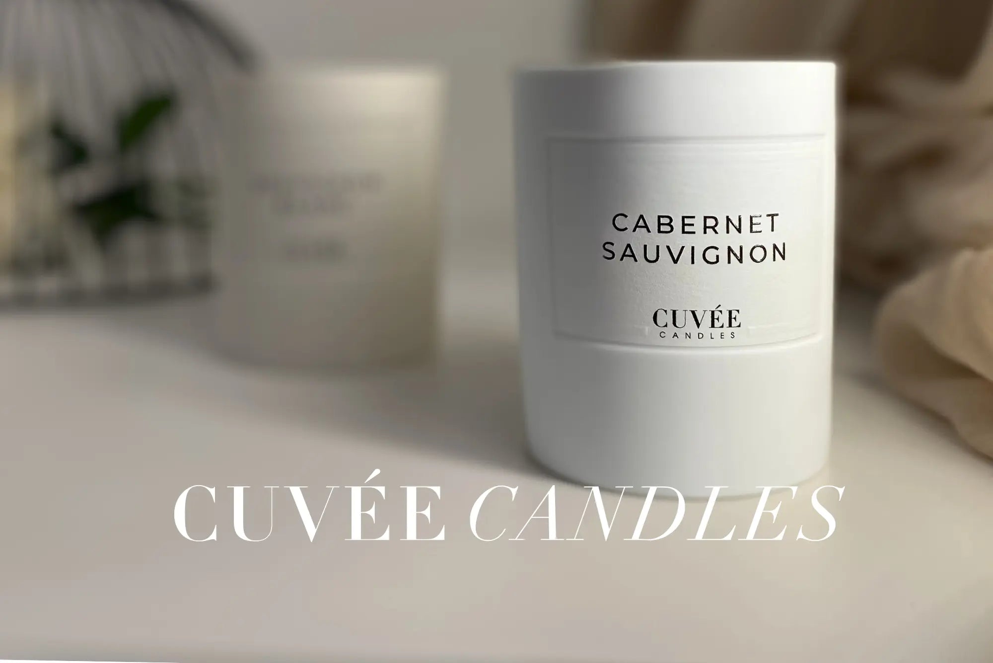 Edle Cabernet Sauvignon Duftkerze inspiriert von Weinaromen mit CUVÉE CANDLES Logo Schriftzug.