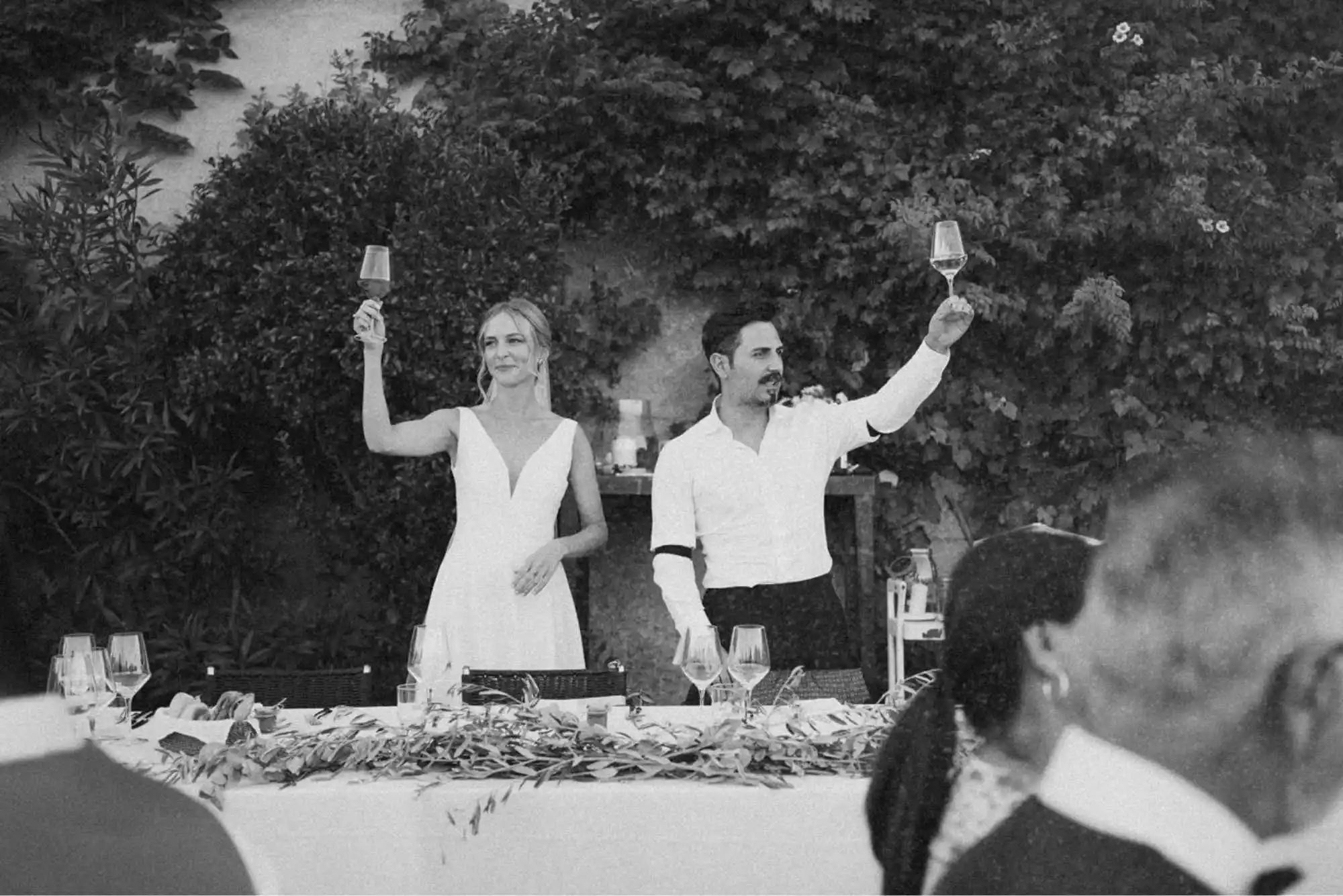Exklusives Hochzeitspaar auf ihrer Hochzeitsfeier im luxuriösen Weingut umgeben von duftenden CUVÉE CANDLES Duftkerzen, fotografiert von FRIEDA THERES Online Bridal Magazine.