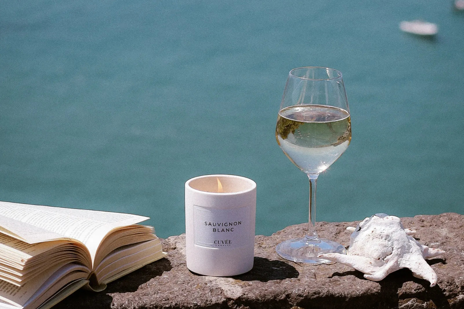 CUVÉE CANDLES Duftkerze mit Buch und Sauvignon Blanc Wein